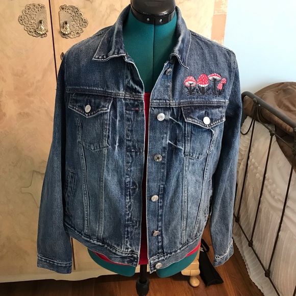 SOLD! OOAK Upcycled embroidered Gap denim jacket - Picture 3 of 9